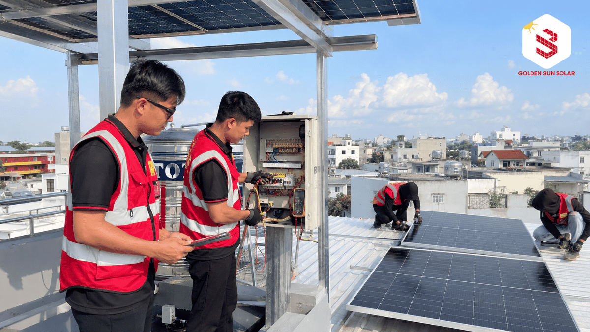 Kỹ thuật viên Golden Sun Solar khảo sát mái và tủ điện